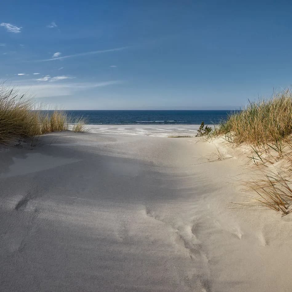 Strand met blauwe lucht